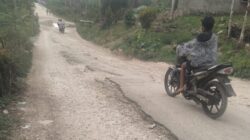 Jalan Menuju Kantor Kecamatan Wesel Rusak Parah