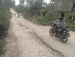 Jalan Menuju Kantor Kecamatan Wesel Rusak Parah