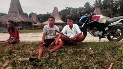 Anak muda duduk santai depan Kampung Tosi setelah membersihkan dan merobohkan pilar di tanah ulayat masyarakat Kodi, Ghinda Kamba, Minggu, 22 Pebruari 2026