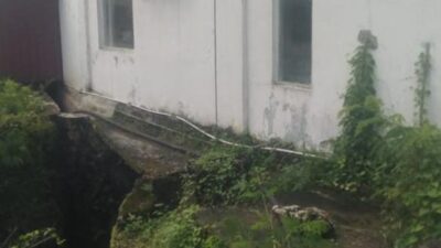 Resto Roolua Milik Bupati SBD berdiri di atas aliran sungai lokasi Kererobo