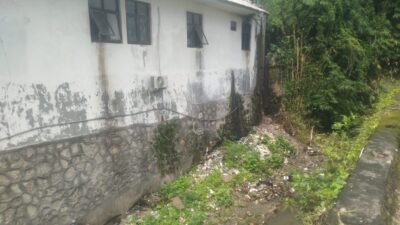 Warung bakso malada dua sapurata dilihat dari sisi samping kali sapurata. Sampah biasa dibuang leqat jendela