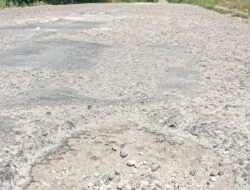 Ruas Jalan Provinsi Lintas Weetebula-Kodi Rusak Parah