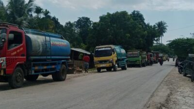 Deretan kendaraan antri BBM di SPBU Kodi Utara